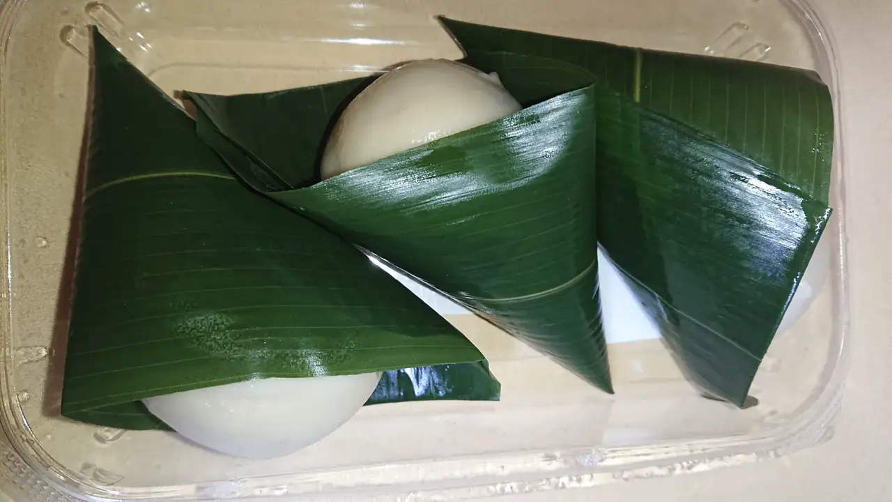 麩まんじゅうを並べた贈答向けの甘味
