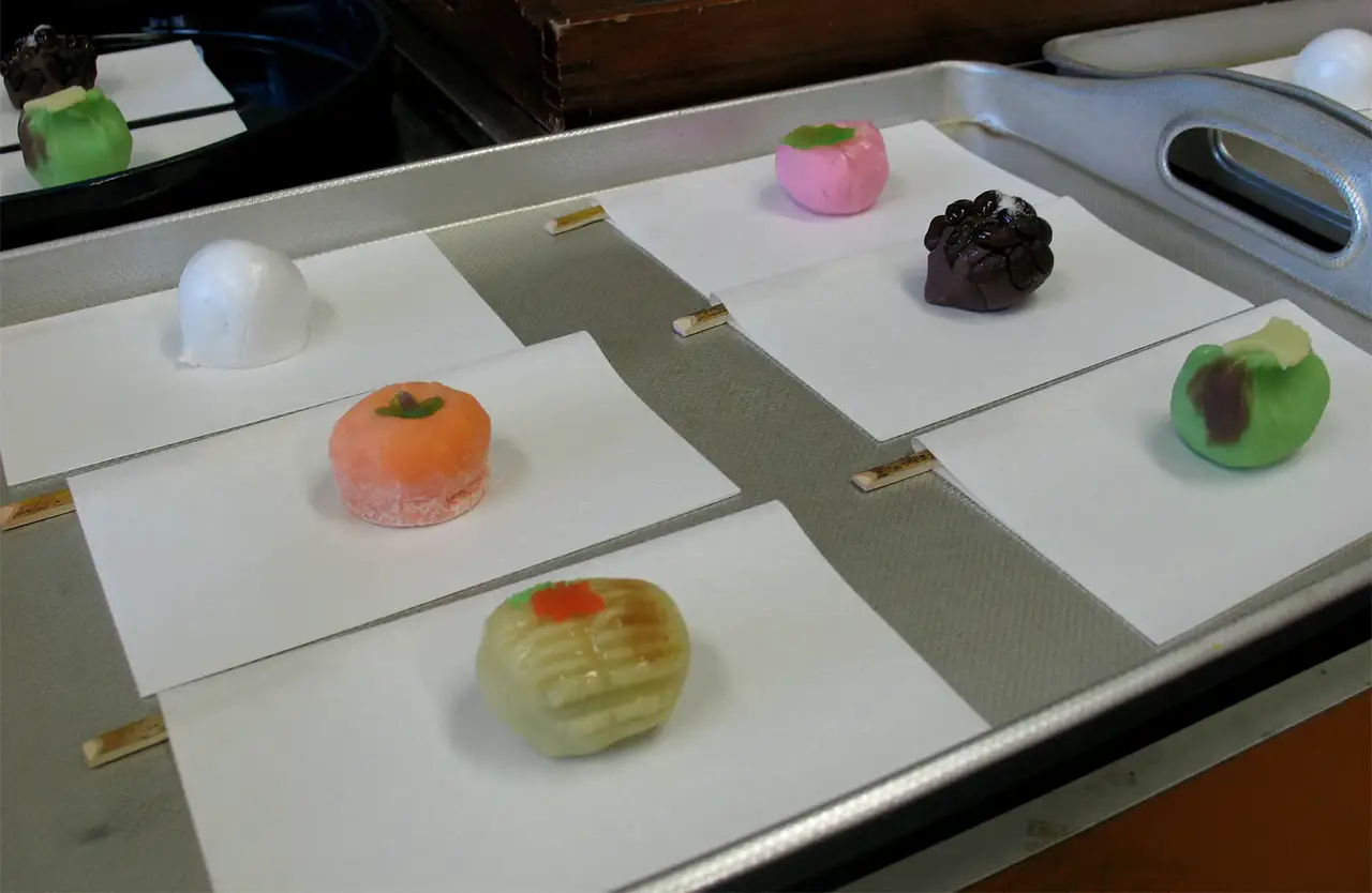 茶席向けの和菓子を並べた盆