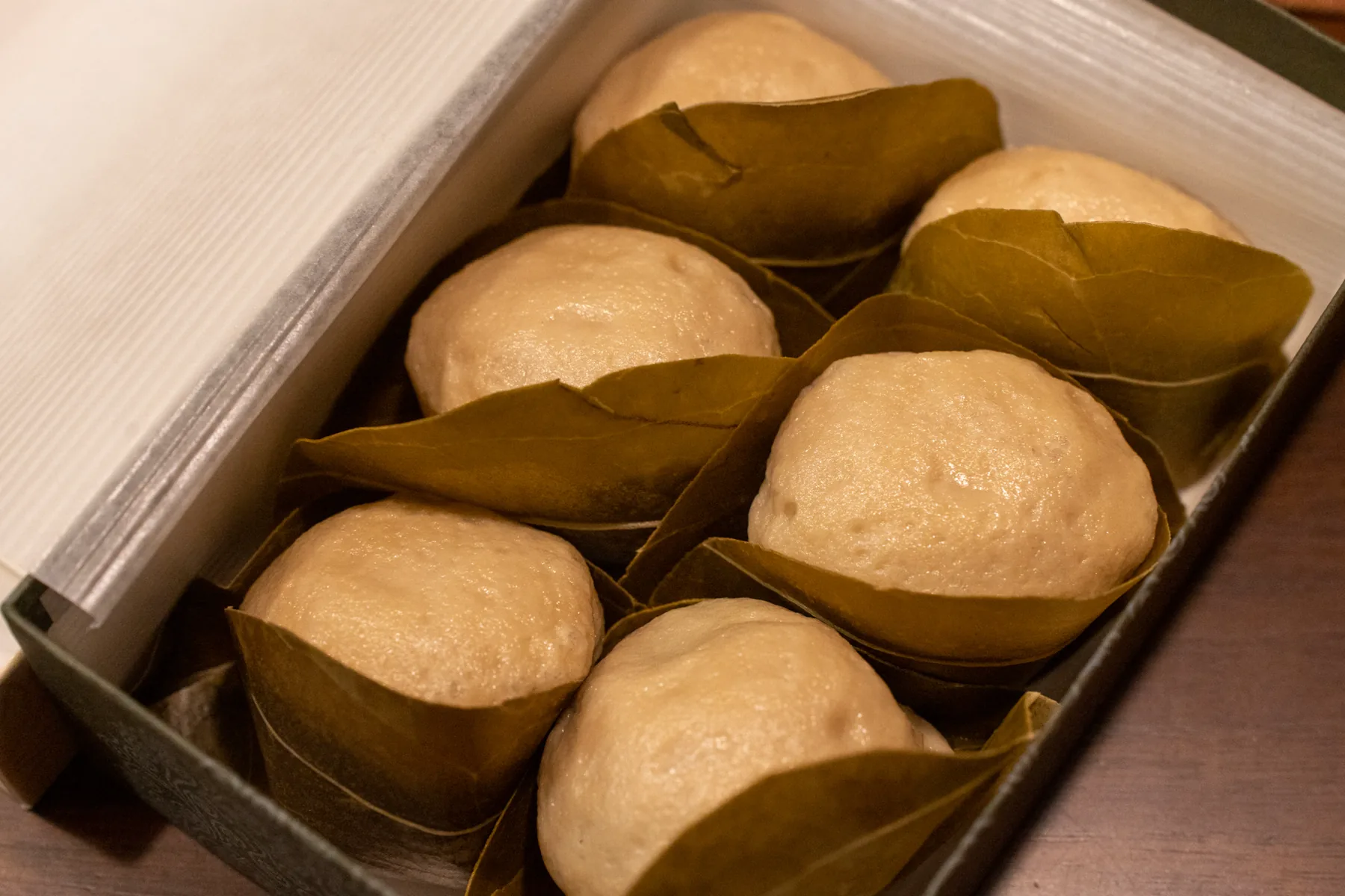 色とりどりの加賀麩を詰めた贈答箱