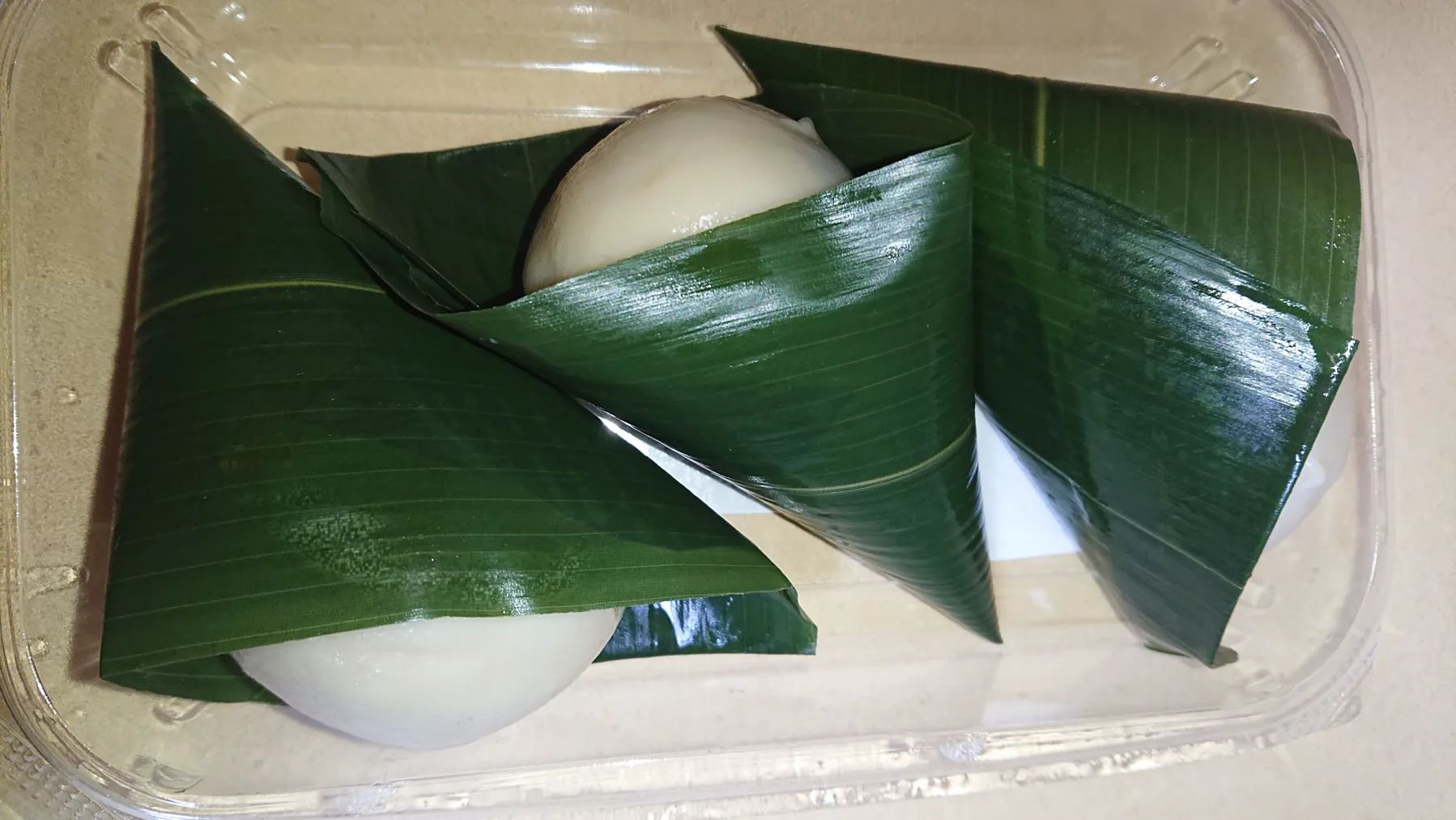 麩まんじゅうを並べた贈答向けの甘味